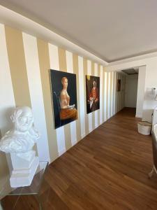 un pasillo con pinturas en la pared en una casa en la Goelette, en Toulon