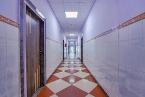 um corredor com piso em azulejo num edifício em FabHotel New Central em Bhubaneshwar