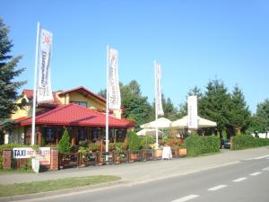 ein Restaurant am Straßenrand in der Unterkunft Willa Słoneczna in Okuninka