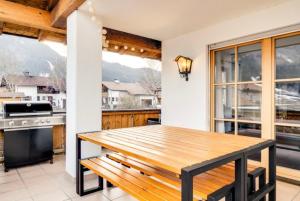 een keuken met een houten tafel en een fornuis bij Ferienwohnung mit Bergblick in Unterammergau