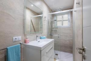 A bathroom at Villa Dolphin by Slow Villas