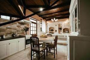 a kitchen with a table and chairs in a room at Casa del Maestro in Prinés