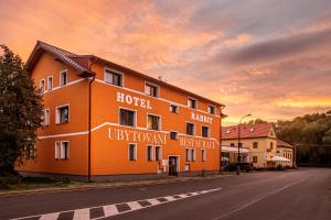 ein orangefarbenes Gebäude an der Seite einer Straße in der Unterkunft Hotel Rabbit in Trhový Štěpánov