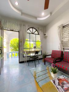 sala de estar con sofá y mesa en Karon House 15B en Karon