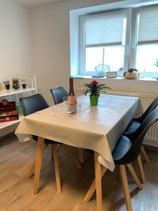 uma mesa de jantar com uma garrafa de vinho e cadeiras em Ferienhaus Gemünd em Schleiden