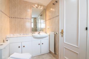 Ένα μπάνιο στο tuGuest Grisolia House - Free parking +41 φωτογραφίες