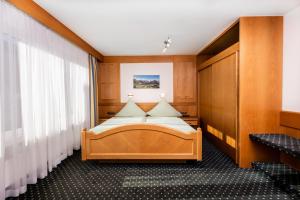 ein Schlafzimmer mit einem Bett in einem Zimmer in der Unterkunft Zweistapfenweg 9a in Oberstdorf