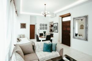 a living room with a couch and a table at Casa del Maestro in Prinés