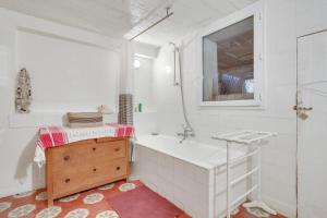 La salle de bains blanche est pourvue d'une baignoire et d'un lavabo. dans l'établissement Comfortable house with terrace for 5 people by Wee, à Paris