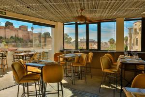 A restaurant or other place to eat at Alcazaba Premium Hotel
