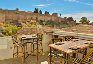 A seating area at Alcazaba Premium Hotel