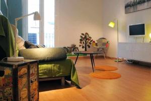 巴塞隆納的住宿－Modern Apartment，客厅配有沙发和桌子
