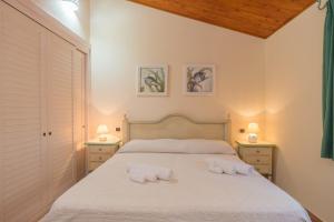 1 dormitorio con 1 cama con 2 toallas en Casa Marina en La Maddalena