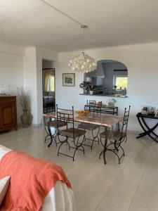 a kitchen and dining room with a table and chairs at Superbe appartement vue sur mer à 180° Luz in Luz