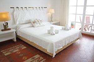 Un dormitorio con una cama blanca con toallas. en Cozy marine & spa villa, en Cambrils