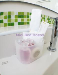 Ein Bett oder Betten in einem Zimmer der Unterkunft MIEL BED Hostel & Gallery