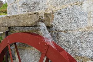 una fuente de agua pegada a una pared de piedra en Azenha da Lavoura em Barrega, en Celorico de Basto