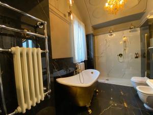 Bathroom sa Residenze Romano Ristorante & Spa - albergo diffuso - RED