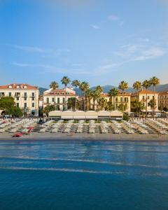 ディアーノ・マリーナにあるAppartamento SEAのヤシの木や建物のあるビーチ