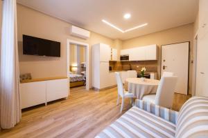 ディアーノ・マリーナにあるAppartamento SEAのテーブルと椅子のあるリビングルームと寝室