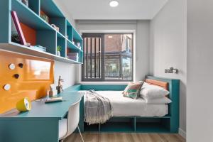ダブリンにあるHighfield House Apartmentsのベッドと机と窓のある寝室 +11枚の写真