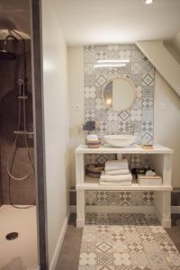 La salle de bains est pourvue d'un lavabo et d'un miroir. dans l'établissement Les Étangs des Couartes, à Saint-Josse
