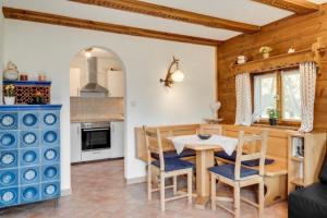 uma cozinha e sala de jantar com mesa e cadeiras em Ferienhaus Veronika mit 2000qm Garten und Bergblick em Unterammergau