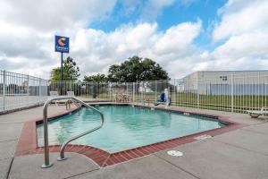 בריכת השחייה שנמצאת ב-Comfort Inn & Suites Scott-West Lafayette או באזור