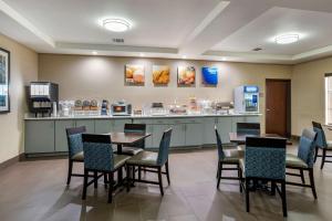 Η κουζίνα ή μικρή κουζίνα στο Comfort Inn & Suites Scott-West Lafayette