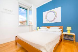 スプリトにあるLux Split Centre Apartmentsの青い壁のベッドルーム1室(大型ベッド1台付)
