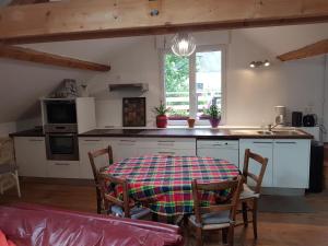 una cocina con mesa y mantel. en Un petit coin d'OSSAU en Bescat