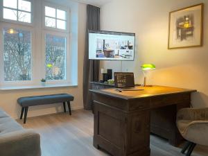 Zimmer mit einem Schreibtisch und einem Laptop darauf in der Unterkunft Office Apartment zentral zur Dortmunder Innenstadt in Dortmund