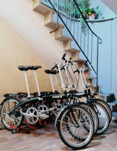 duas bicicletas estacionadas ao lado de uma escada em Domus 19 em Florença
