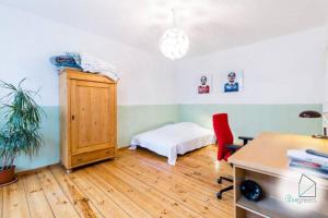 um quarto com uma cama, um armário e uma secretária em Sunny Studio at Wismarplatz em Berlim