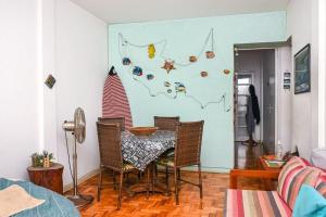 a dining room with a table and chairs at cantinho jardim in Santos