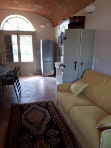 uma sala de estar com um sofá e uma cozinha em Appartamento in Cascina Cortazza em Cremona