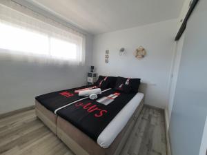 ビリャホヨサにあるVistal al mar Soleilのベッドルーム1室(大型ベッド1台、白黒の毛布付)