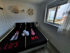 ビリャホヨサにあるVistal al mar Soleilのベッドルーム1室(ベッド1台、船付)