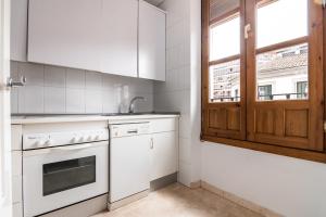 Kuchyňa alebo kuchynka v ubytovaní tuGuest Isabel la Catolica II Apartment