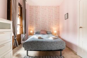 Posteľ alebo postele v izbe v ubytovaní tuGuest Isabel la Catolica II Apartment