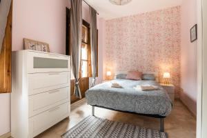 Posteľ alebo postele v izbe v ubytovaní tuGuest Isabel la Catolica II Apartment