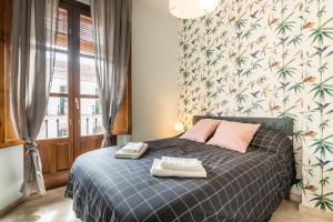 Posteľ alebo postele v izbe v ubytovaní tuGuest Isabel la Catolica II Apartment