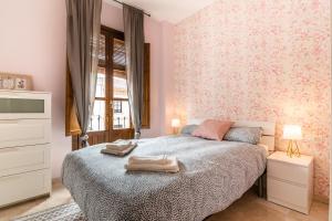 Posteľ alebo postele v izbe v ubytovaní tuGuest Isabel la Catolica II Apartment