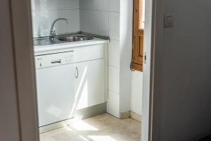 Kuchyňa alebo kuchynka v ubytovaní tuGuest Isabel la Catolica II Apartment