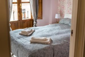 Posteľ alebo postele v izbe v ubytovaní tuGuest Isabel la Catolica II Apartment