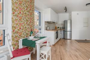 Kuchyňa alebo kuchynka v ubytovaní Rezydencja Rejtana with FREE GARAGE Poznań by Noclegi Renters