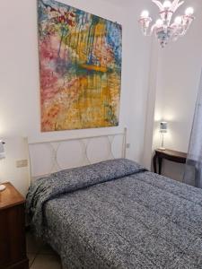 - une chambre avec un lit et une peinture murale dans l'établissement Maia Incantevole, à Levanto