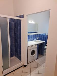 W łazience znajduje się pralka i umywalka. w obiekcie Maia Incantevole w mieście Levanto