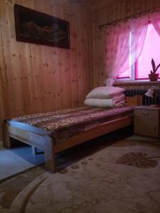 Łóżko lub łóżka w pokoju w obiekcie Domek na wyłączność "Latoś" w Puszczy Augustowskiej przy jeziorze Serwy