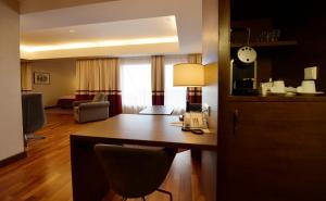 Seehotel Rust في رست: غرفة في الفندق مع مكتب عليه هاتف